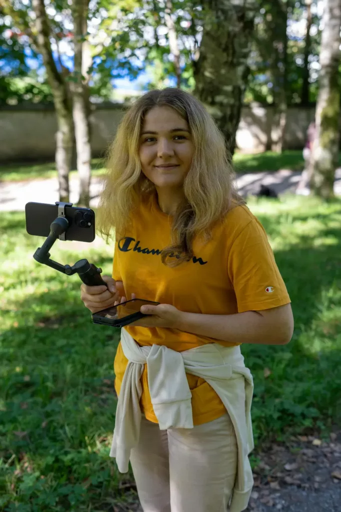 Créatrice de contenu filmant avec un stabilisateur, marketing d’influence